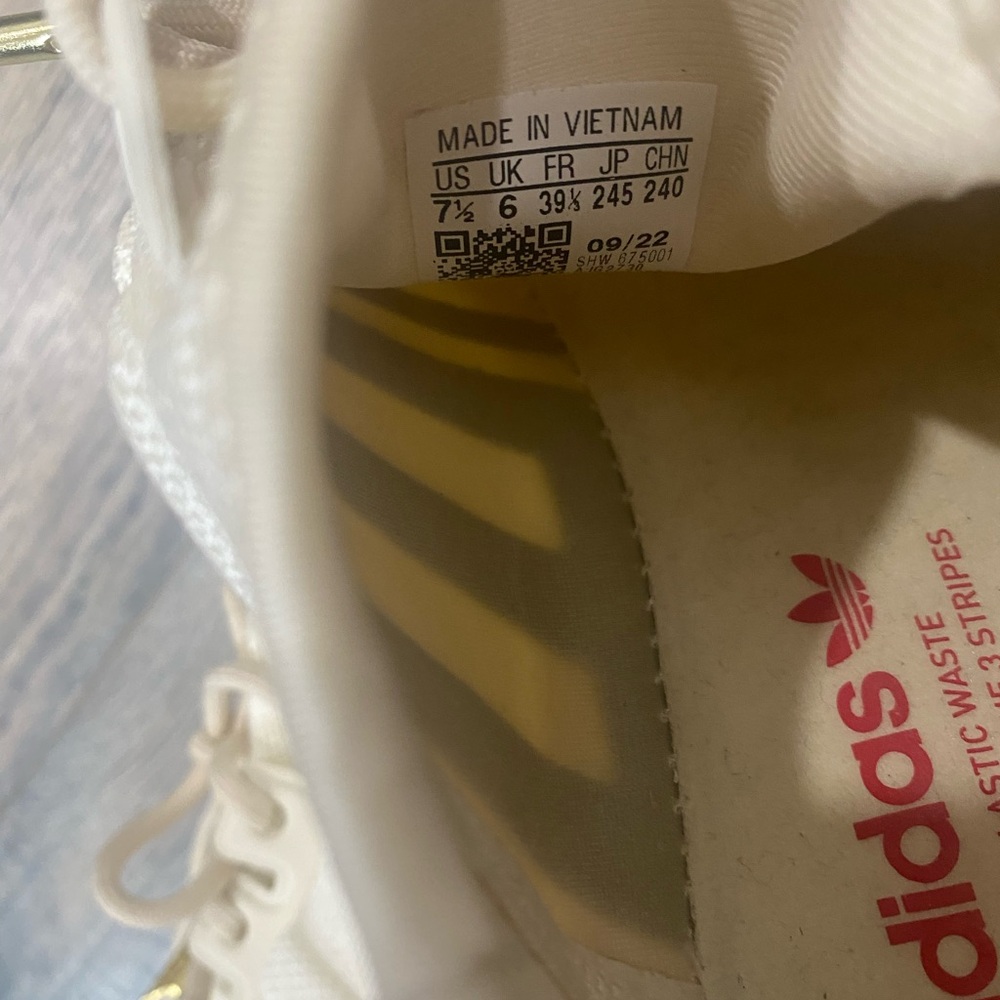Adidas NMD R1 Valentine’s sneaker - Picture 7 of 14